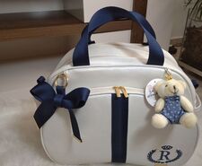 Bolsa Branco Pérola com Detalhes Azul para Saída Maternidade